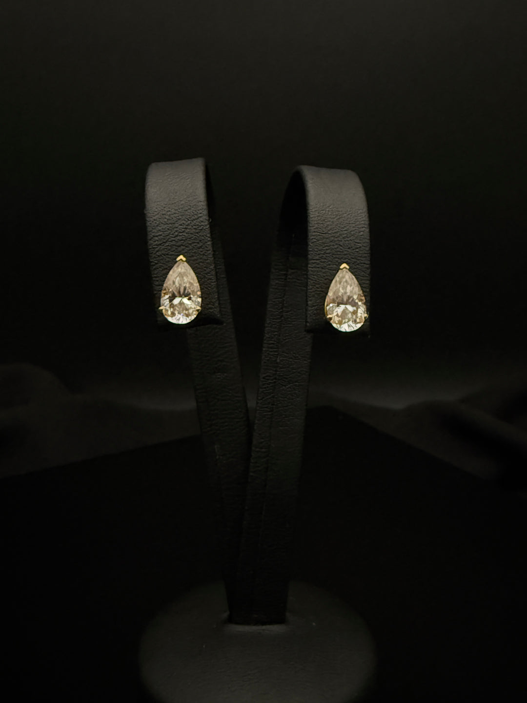 Pearcut Ørestikker Guld 14 K