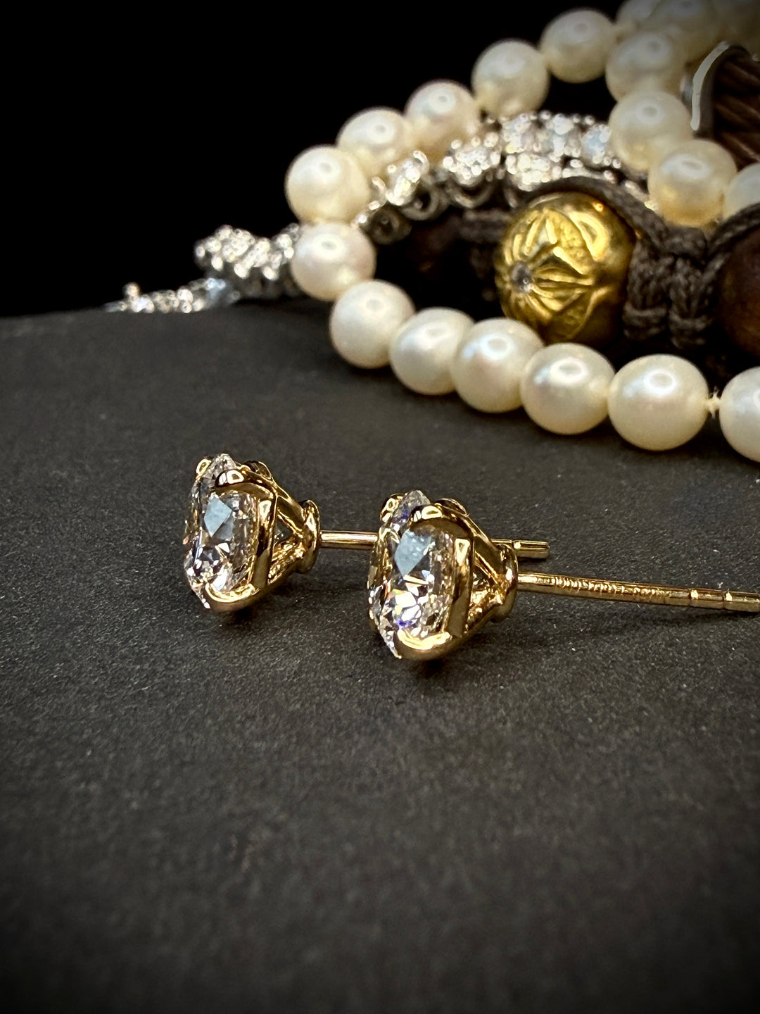 CHR DIAMANT SOLITAIRE ØRESTIKKER 18K GULD, 2X1 CT.