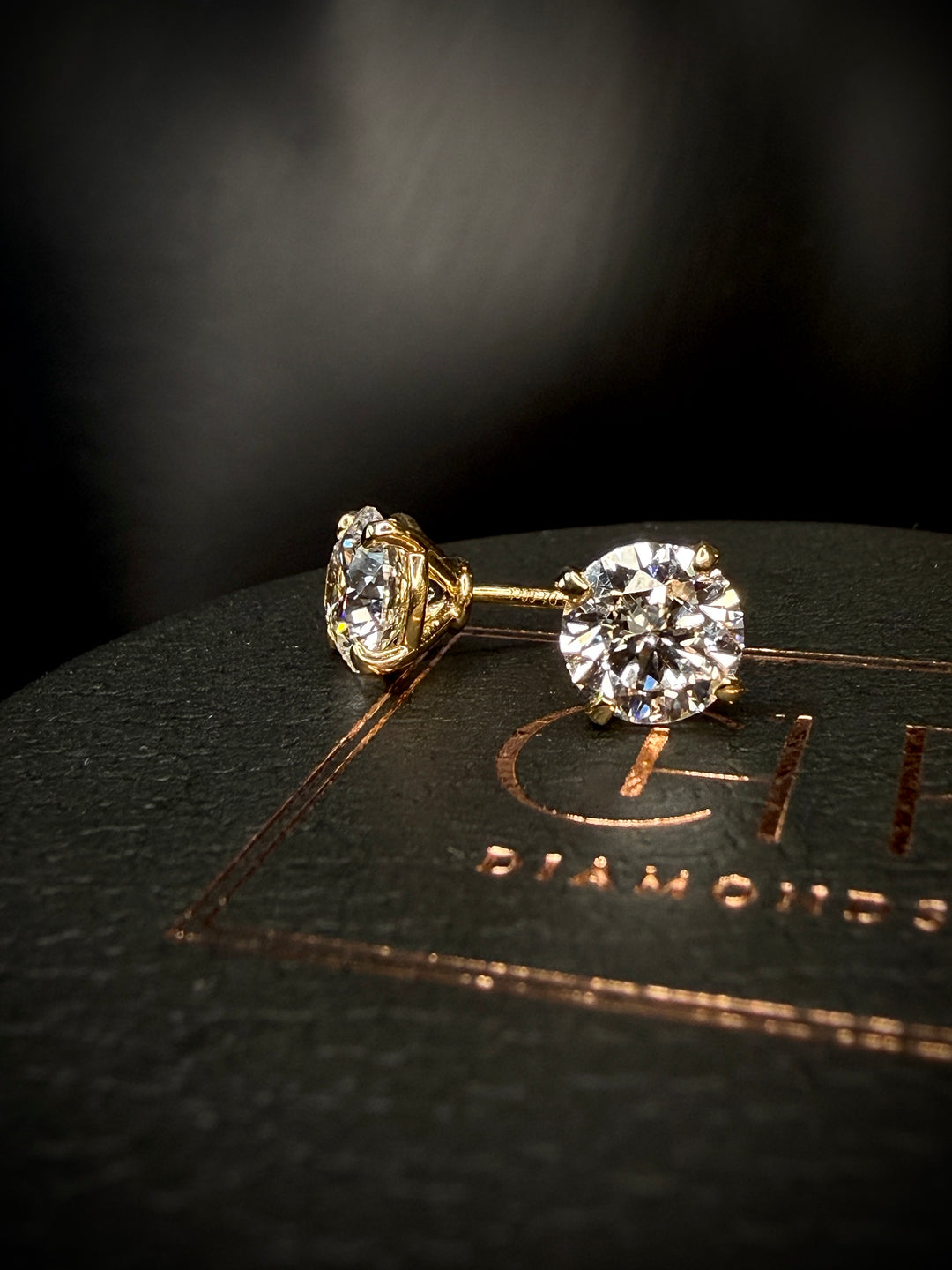 CHR DIAMANT SOLITAIRE ØRESTIKKER 18K GULD, 2X1 CT.