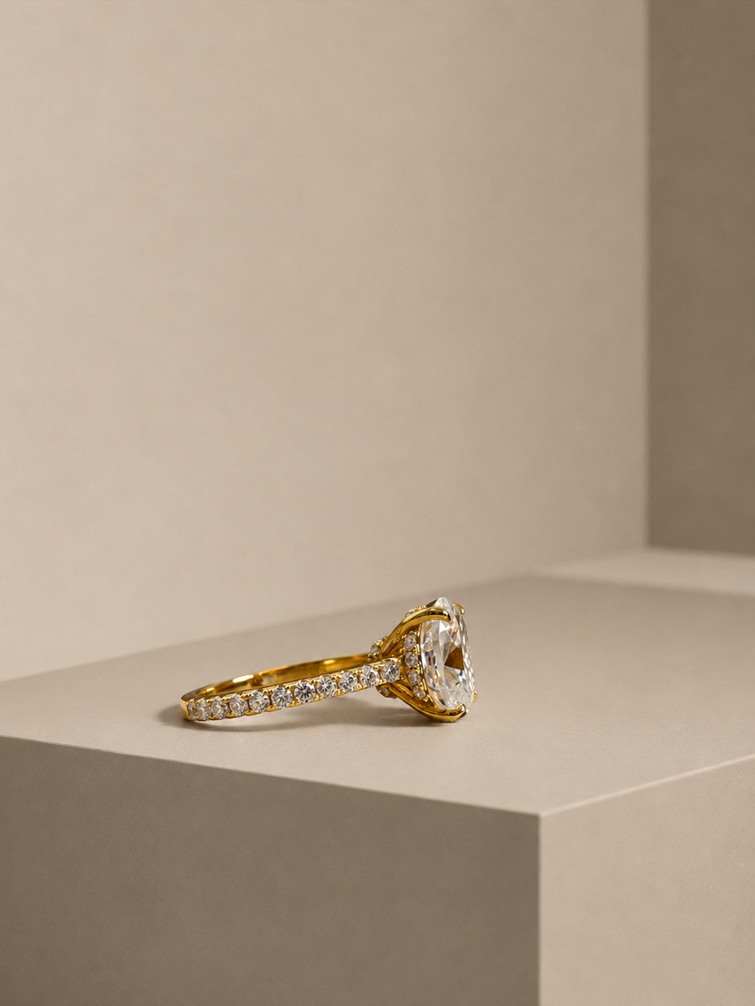 Oval Cut Diva Edt. Golden Ring